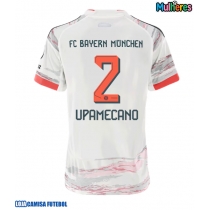 Camisa de Futebol Bayern Munich Dayot Upamecano #2 Equipamento Secundário Mulheres 2025-26 Manga Curta